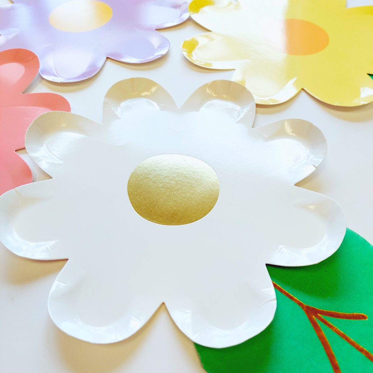 7inch Daisy plates and leaf napkin 8-pack product photo 6