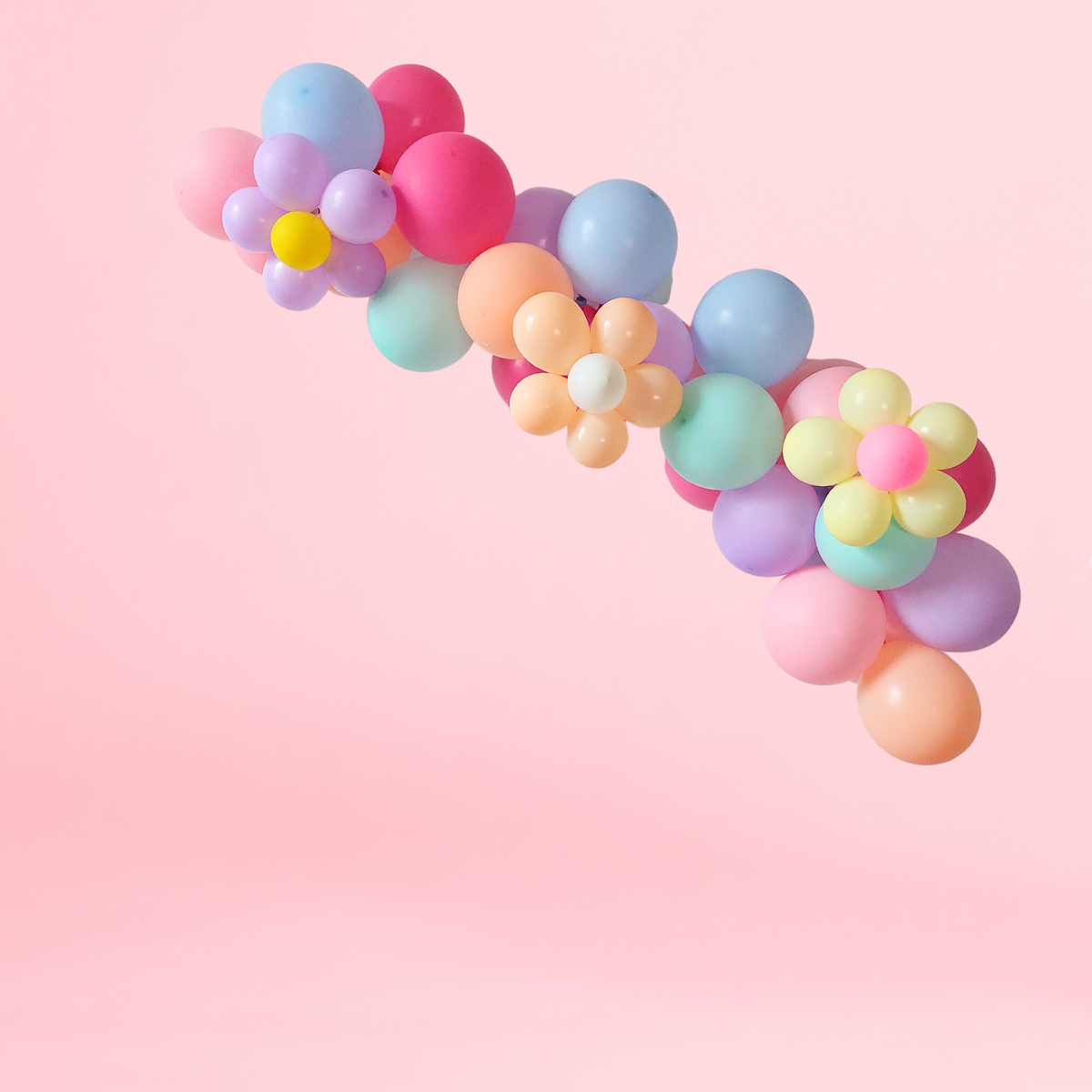 Peppa pig style groovy daisy pastel birthday flowers balloon garland product photo 2