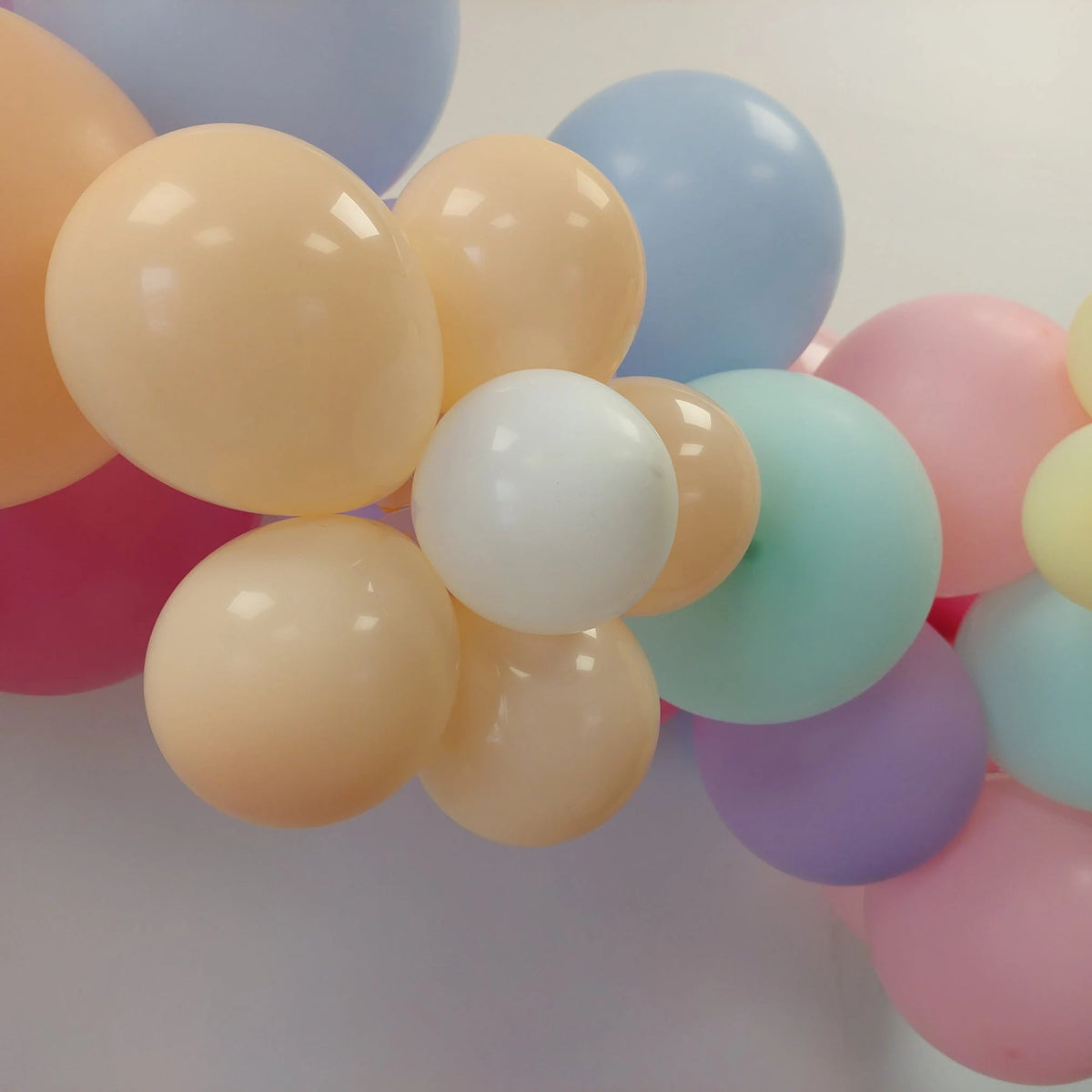 Peppa pig style groovy daisy pastel birthday flowers balloon garland product photo 8