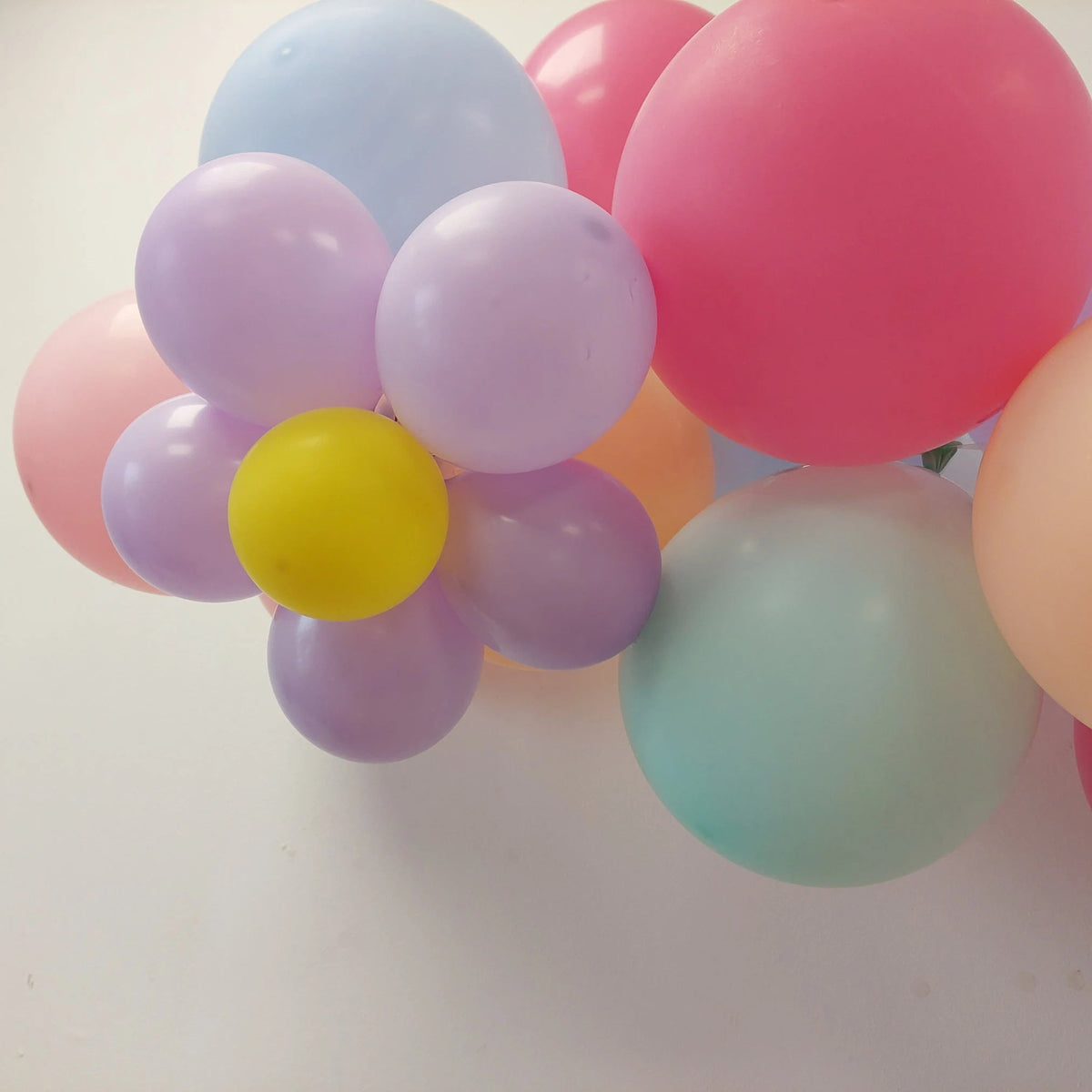 Peppa pig style groovy daisy pastel birthday flowers balloon garland product photo 9